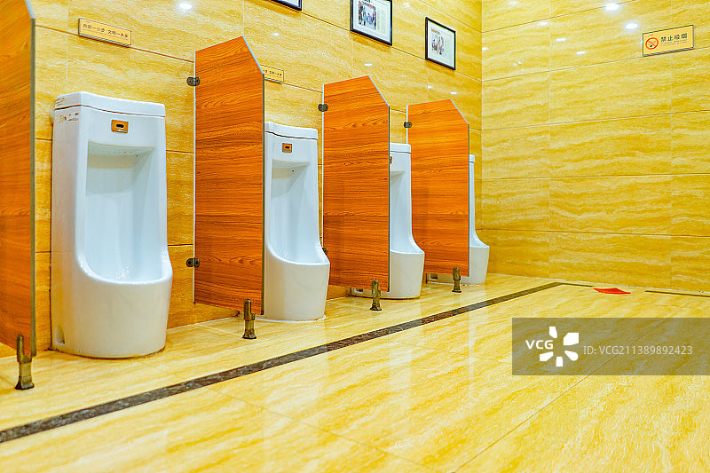 中国卫生间拍摄题材，厕所里的设备用品和干净的地面，灯光照明设备，户外无人图像摄影图片素材