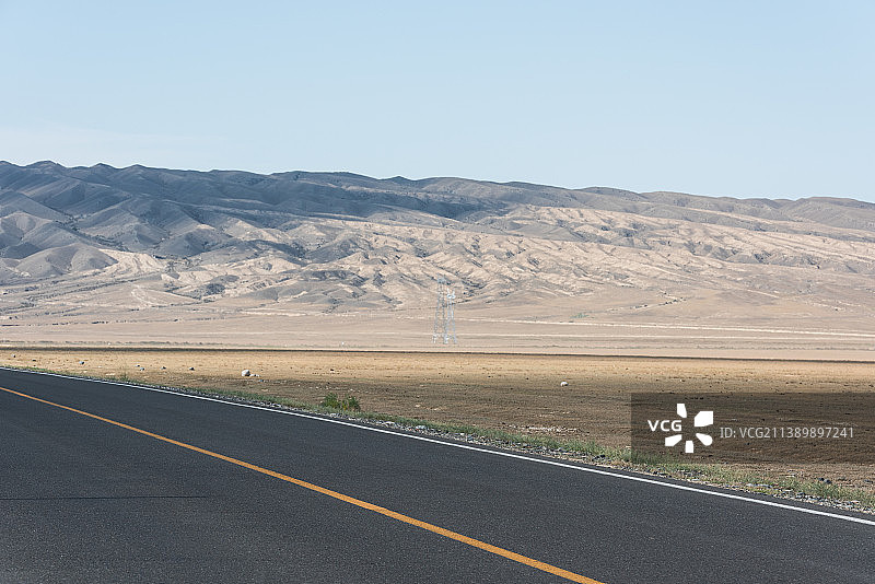 西部新疆独山子干净马路路面图片素材