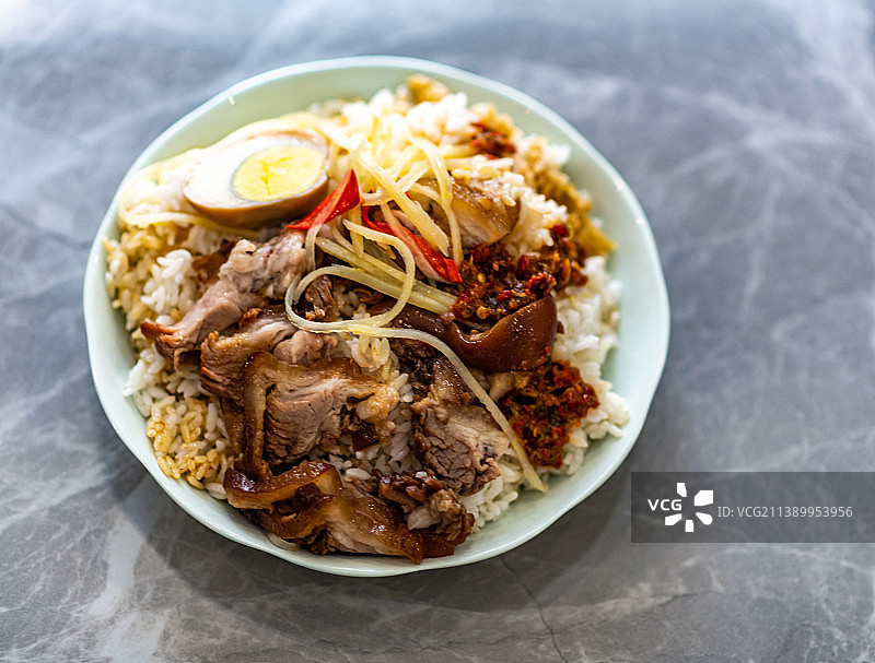 放在桌上的一盘广东特色美食隆江猪脚饭图片素材