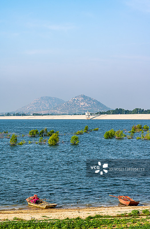 城市湖泊湿地自然风光.山东济宁邹城孟子湖与远山自然风光图片素材