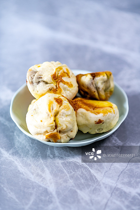 放在桌上的一盘山东特色面食美食水煎包图片素材