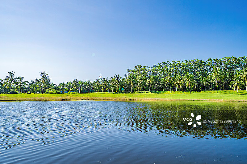 中国海南岛琼海市博鳌亚洲论坛国际会议中心-高尔夫球会 蓝天白云下的高尔夫球场图片素材