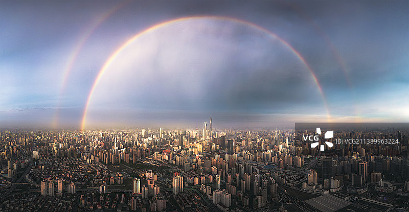 雨后初晴的上海出现了双彩虹图片素材