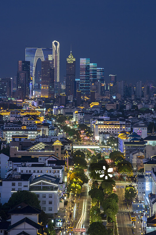 夜幕下的苏州东方之门图片素材