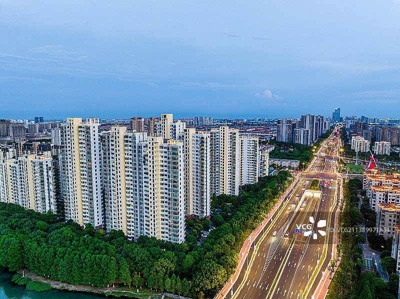 江苏苏州工业园区，傍晚，城市道路图片素材