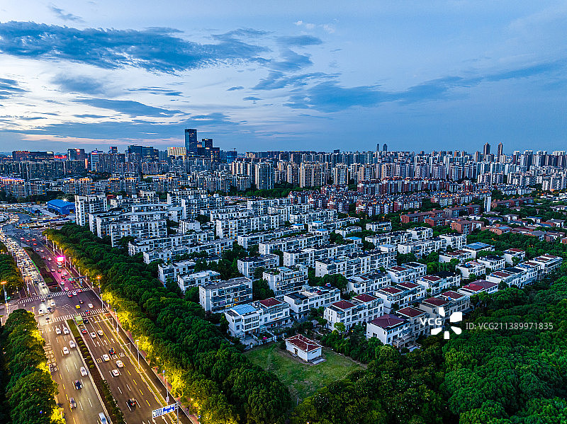 江苏苏州工业园区，傍晚，城市道路图片素材