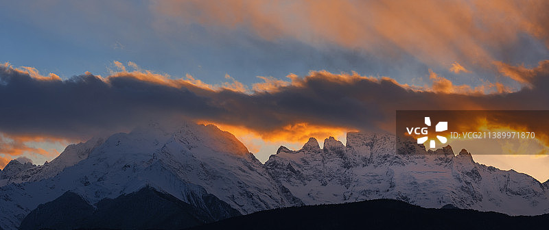日落时白雪皑皑的群山景色图片素材