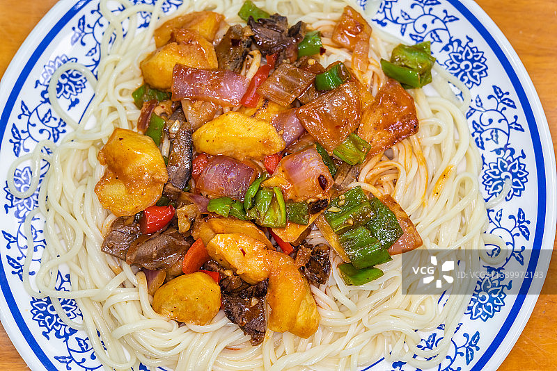 中国甘肃小吃土豆烧牛肉拌面图片素材