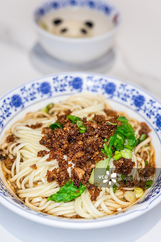 一碗中国四川清汤担担面图片素材