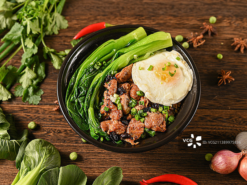 酱香排骨+香煎荷包蛋煲仔饭图片素材