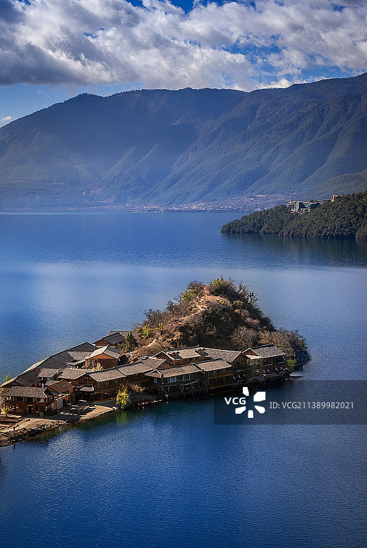 泸沽湖-里格半岛，清晨的一抹阳光，让人温暖而慵懒，此刻适合发呆，什么都不做。图片素材