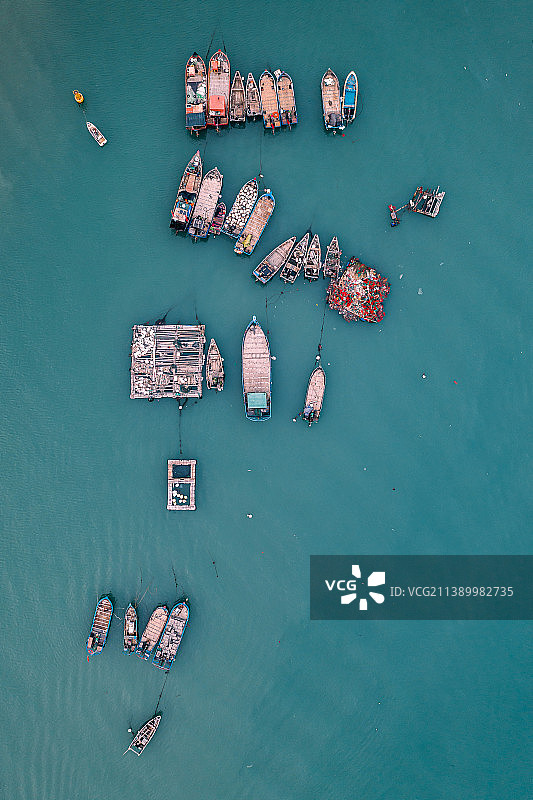 航拍停泊在海面上的捕鱼船图片素材