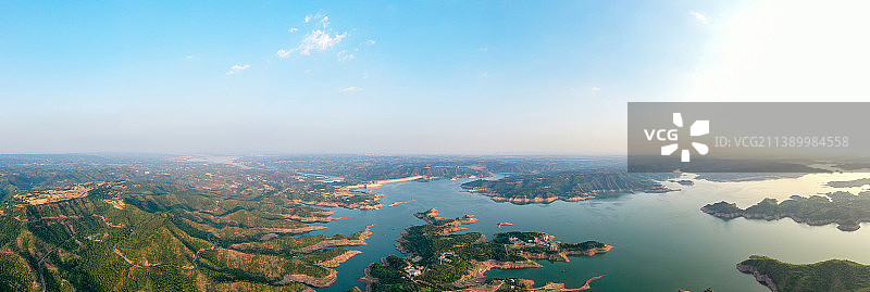 河南省洛阳市黄河小浪底水利枢纽上游水库夏季日落户外风光图片素材