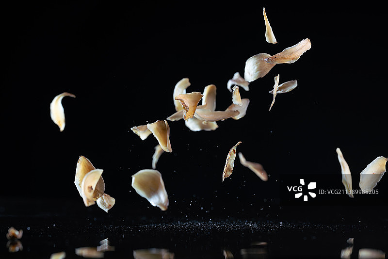 黑色背景下的跳动的干货百合干创意广告素材图片素材