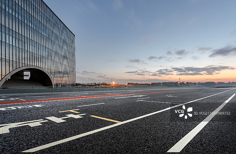 上海保利大剧院前穿过的柏油路图片素材