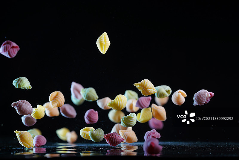 黑色背景下的跳动的不同口味的蔬菜意大利面创意广告素材图片素材