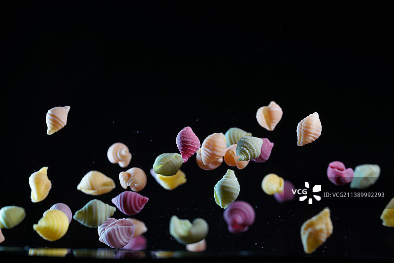 黑色背景下的跳动的不同口味的蔬菜意大利面创意广告素材图片素材