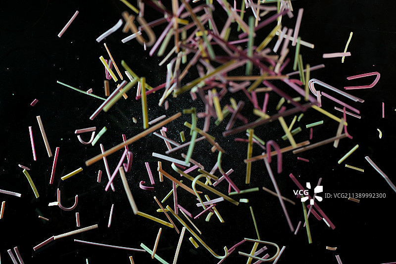 黑色背景下的跳动的不同口味的蔬菜意大利面创意广告素材图片素材