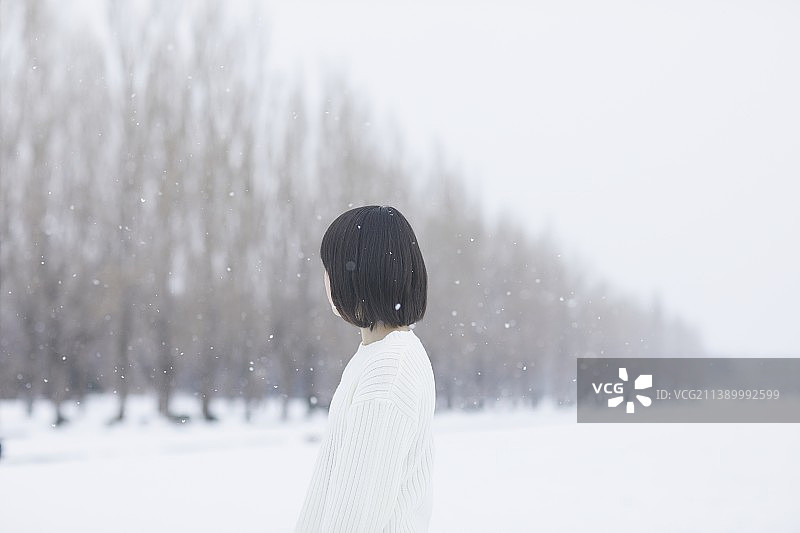 雪地里的年轻日本女孩图片素材