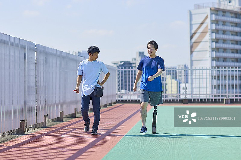 日本假肢医生在屋顶上为截肢者工作图片素材