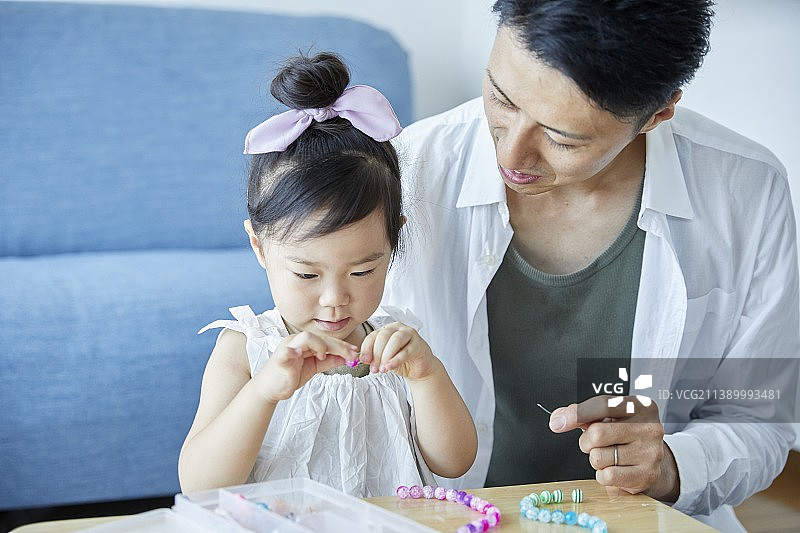 日本家庭在家里图片素材