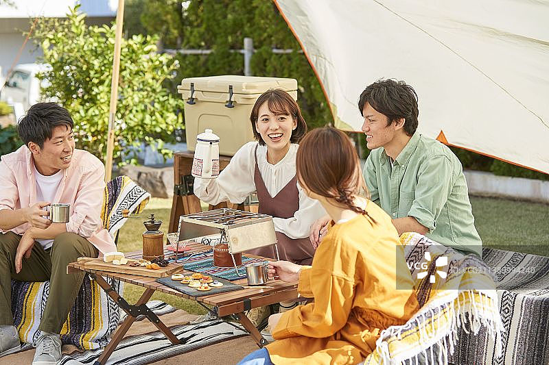 日本朋友在花园聚会图片素材