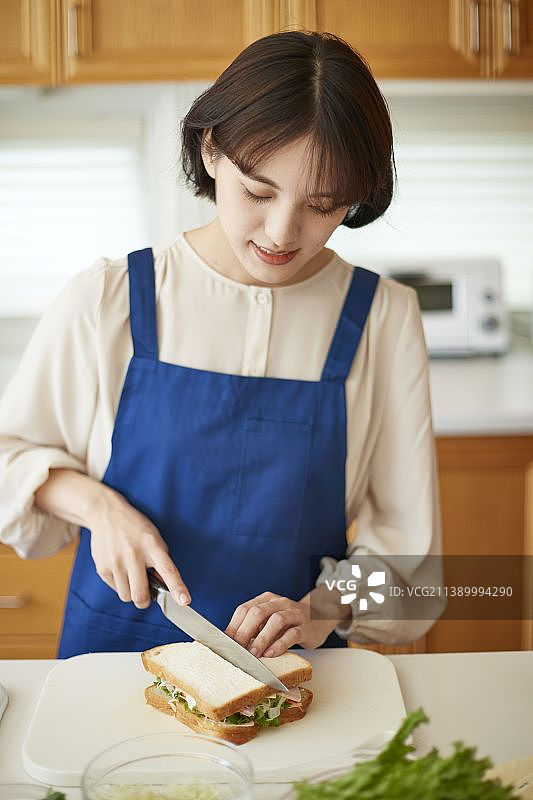 在家做饭的日本女人图片素材