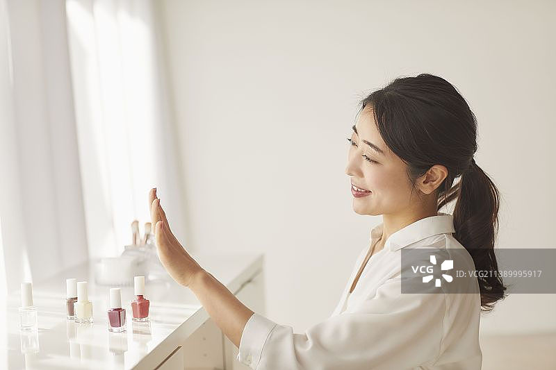 享受居家时光的日本女性图片素材