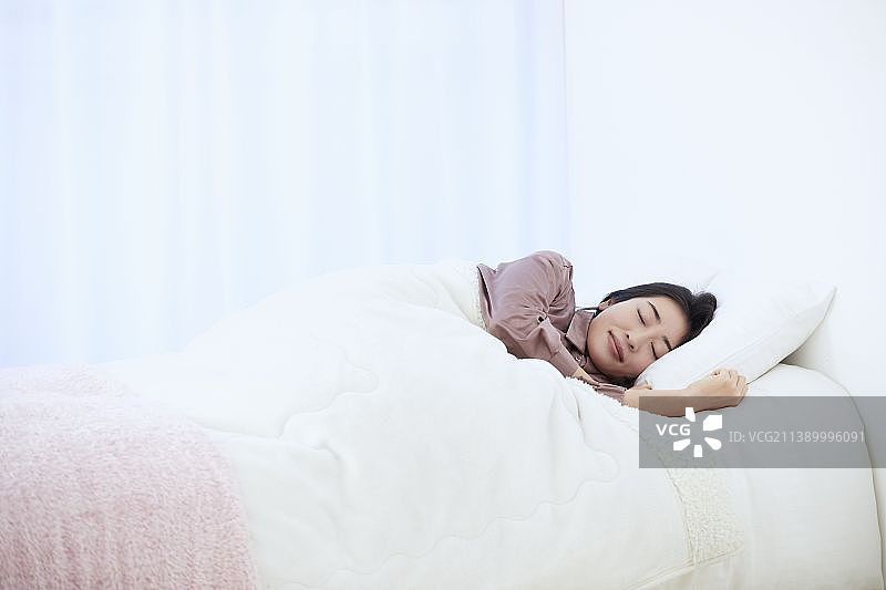 享受居家时光的日本女性图片素材