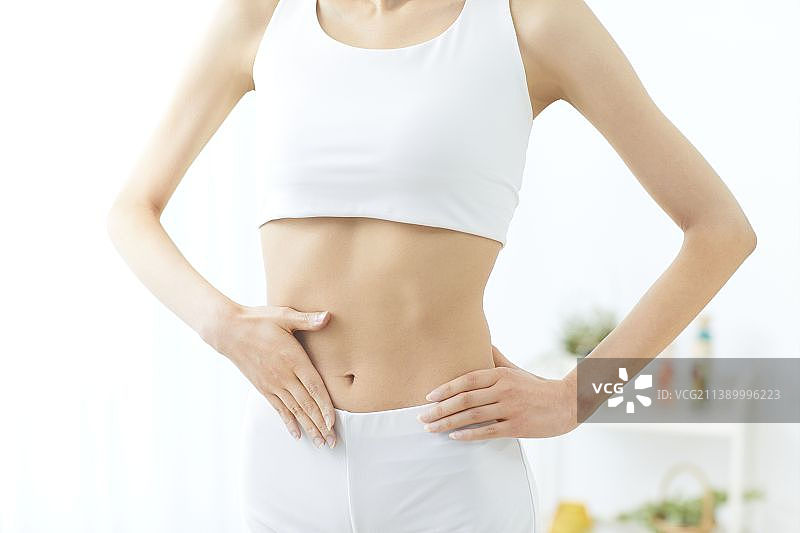 居家健身的健康日本女人图片素材