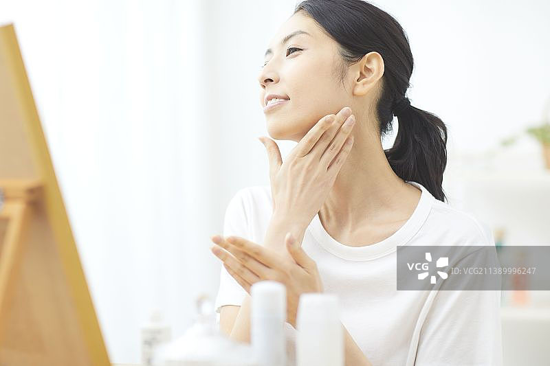 享受居家时光的日本女性图片素材