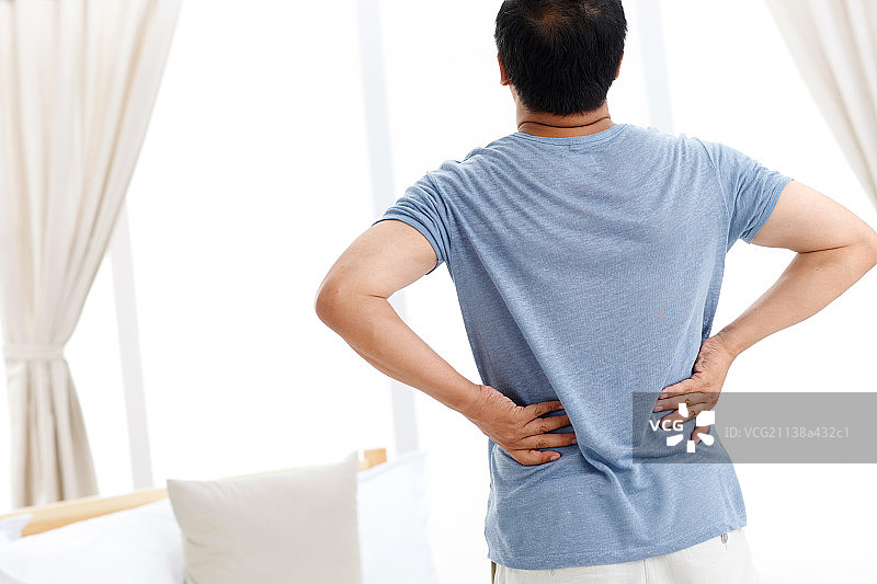 身体疼痛的中年男人图片素材