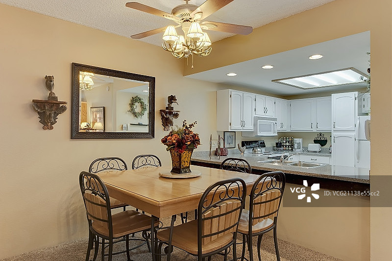 Dining table and kitchen in middle class house图片素材