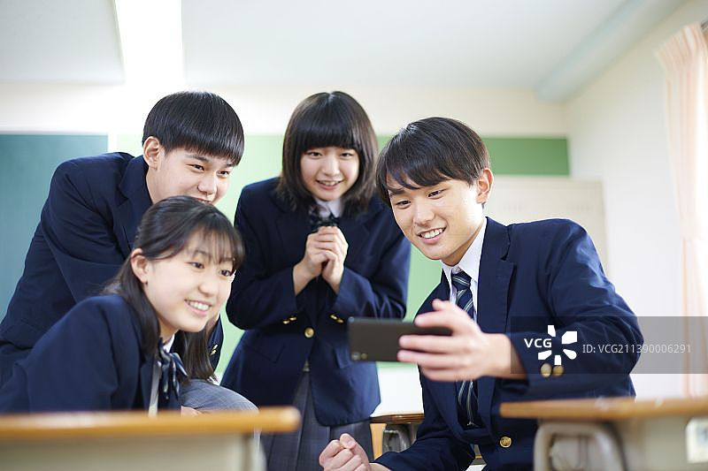 日本学校的学生在教室里图片素材