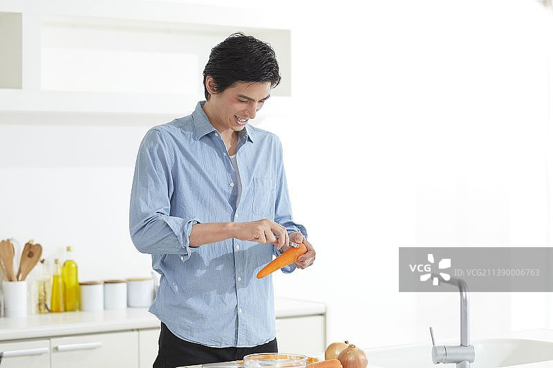 日本男人厨房烹饪图片素材