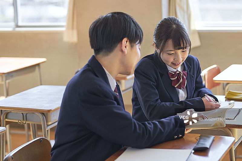 日本学校的学生在教室里图片素材