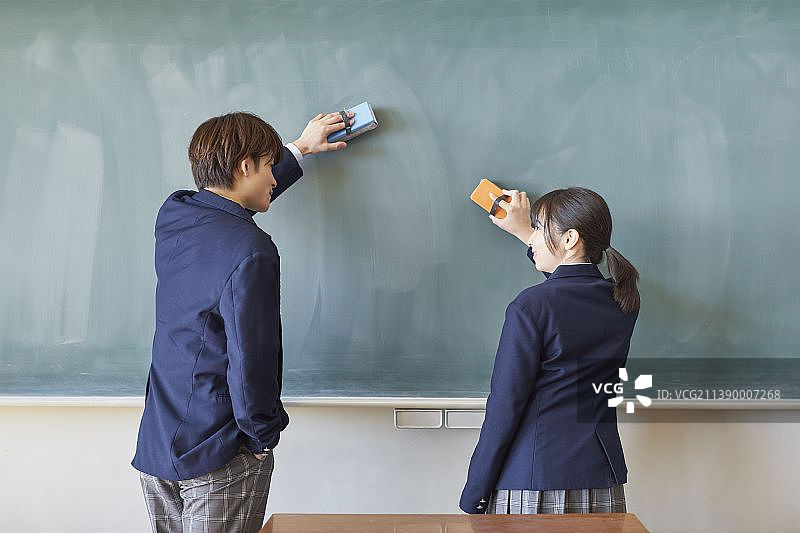 日本学校的学生在教室里图片素材