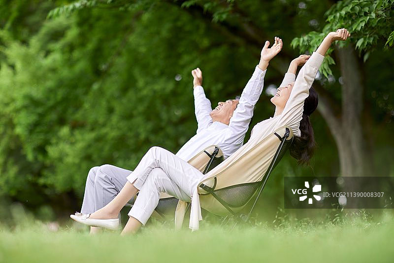 城市公园里的日本老年夫妇图片素材