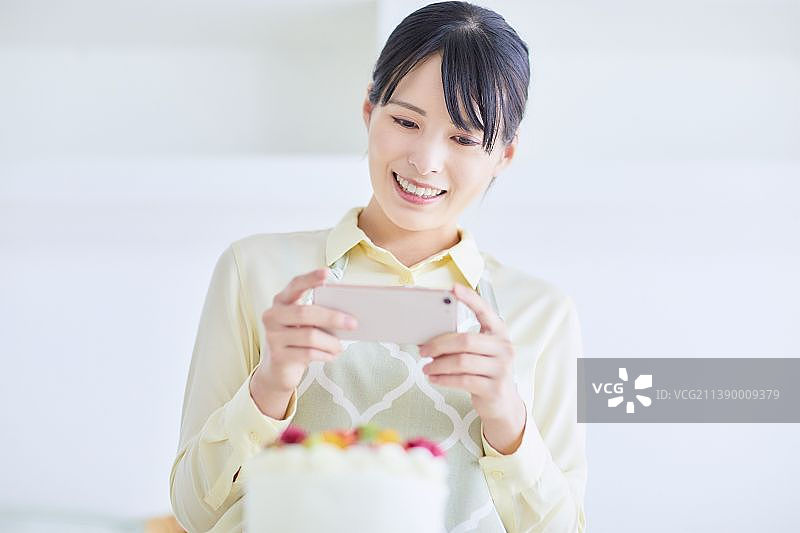 在厨房里做蛋糕的日本女人图片素材