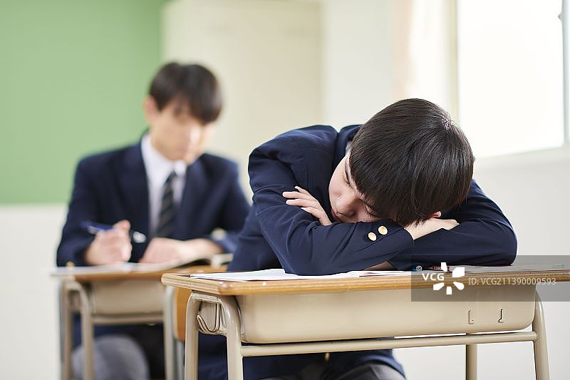 日本学校的学生在教室里图片素材