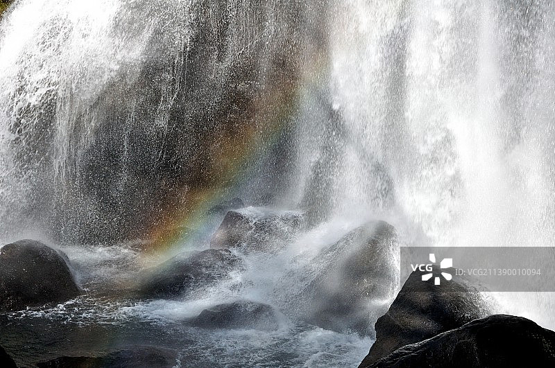 瀑布与彩虹图片素材