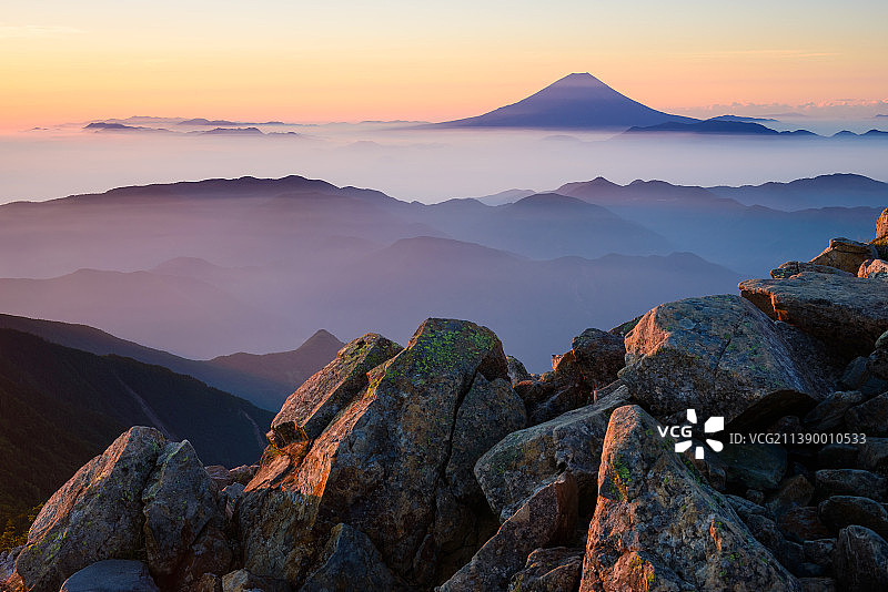 黎明时的富士山图片素材