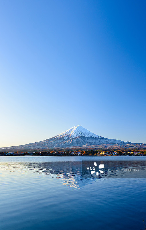 河口湖中倒映的富士山图片素材