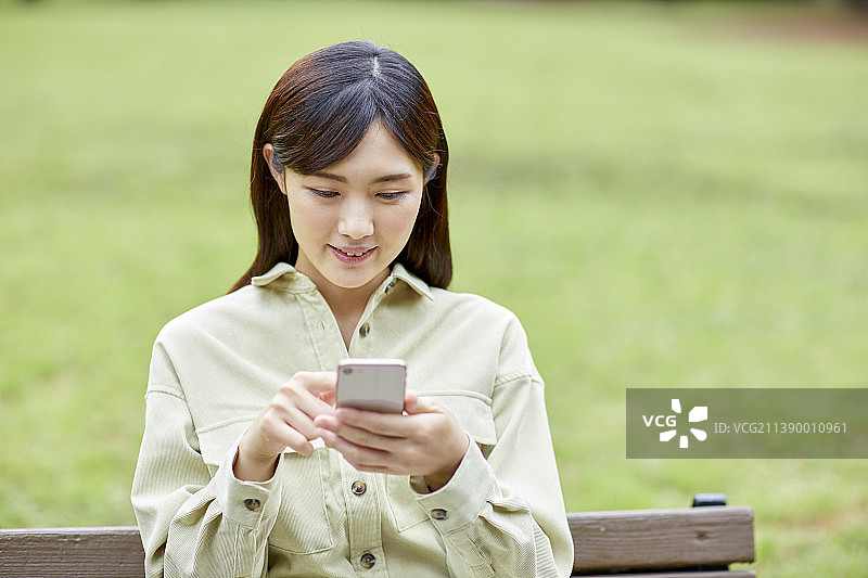 看智能手机的日本女人图片素材