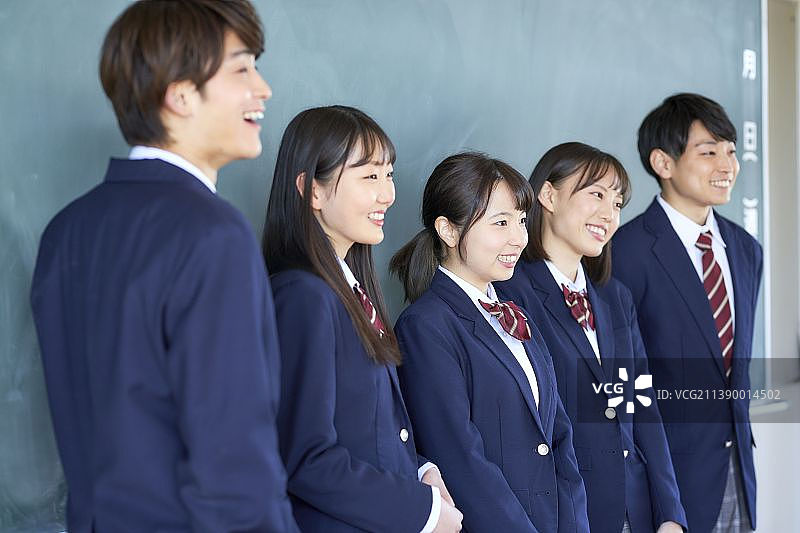 日本高中生拍摄纪念照图片素材