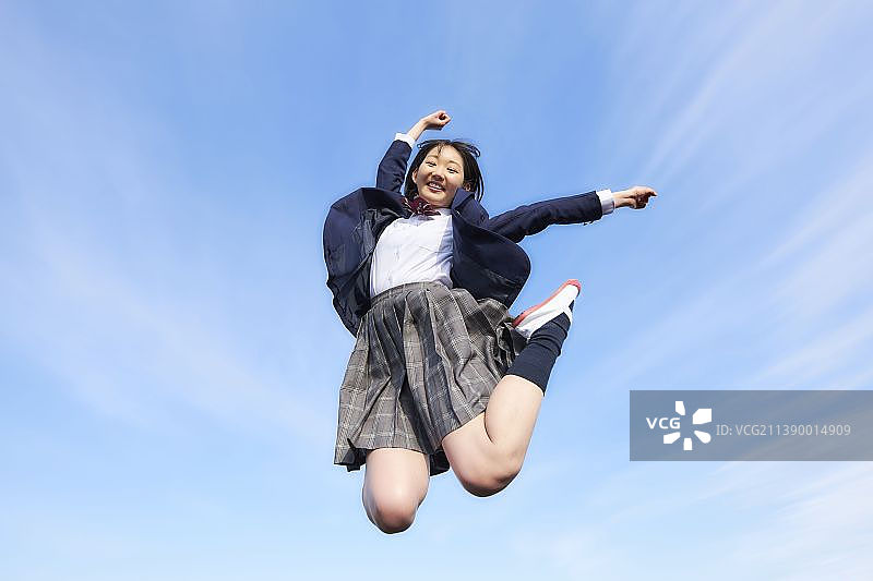 日本女子高中跳远图片素材