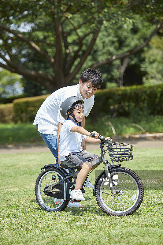 练习自行车的日本男孩图片素材