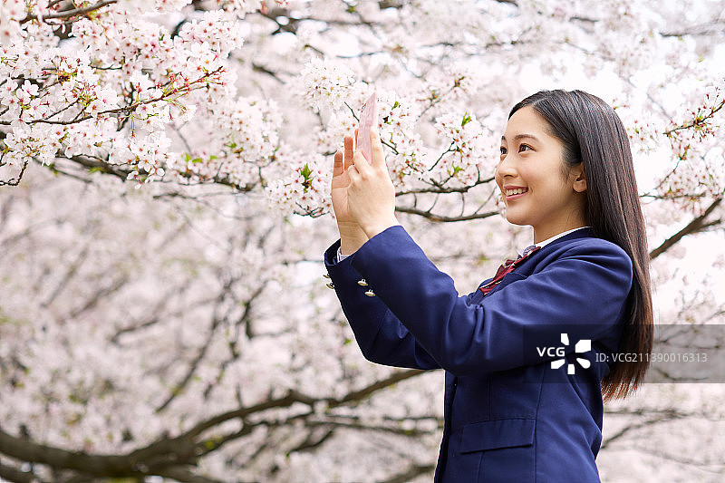 日本高中女生拍照图片素材