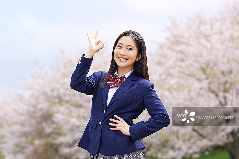 油菜花田里的日本女高中生图片素材