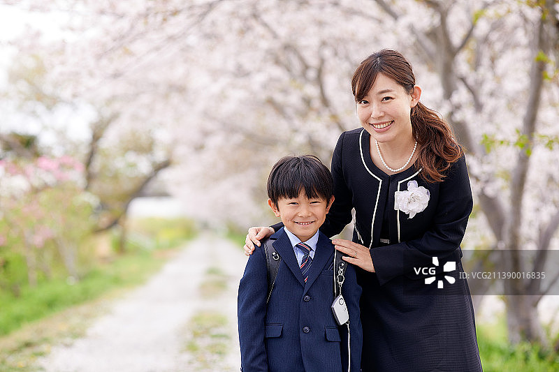 日本小学生和母亲在樱花树下图片素材